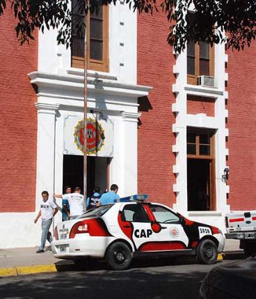 Detuvieron a un policía acusado de manosear a una adolescente