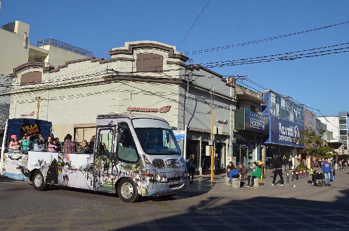 Un centenar de personas en el bus turístico