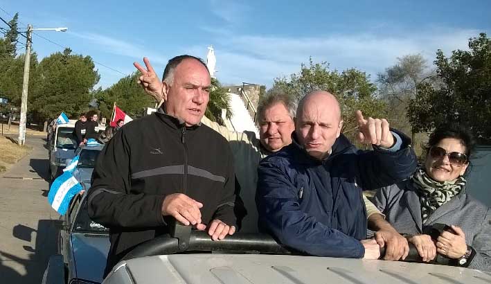 Campaña con caravana en la costanera