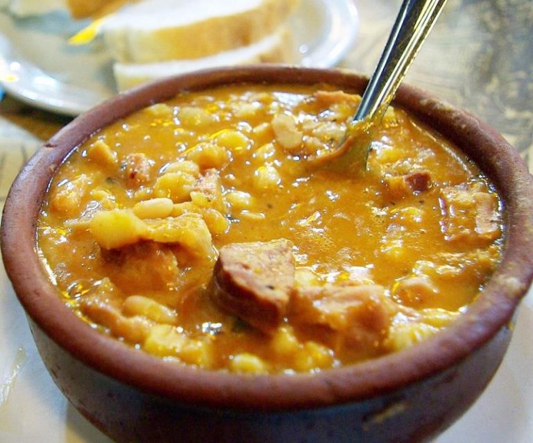 Locro a beneficio de la Cooperadora de la Escuela Agustín Alvarez