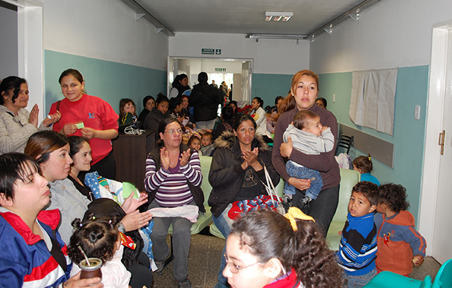 Muchas madres en el taller de lactancia