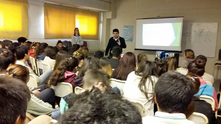 Jóvenes de 16 y 17 años se capacitan para obtener la licencia de conducir