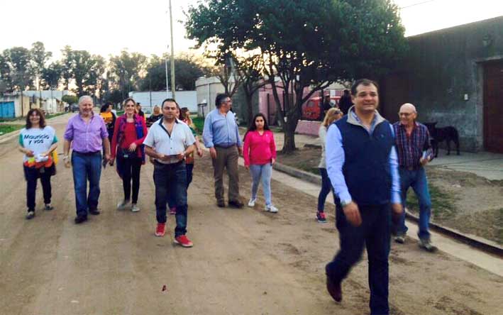 Visita a los barrios, eje de la campaña