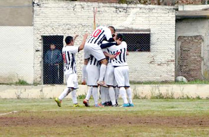 Bell lidera en soledad