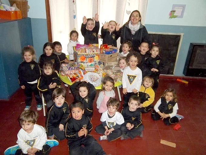 Alumnos solidarios recolectaron obsequios