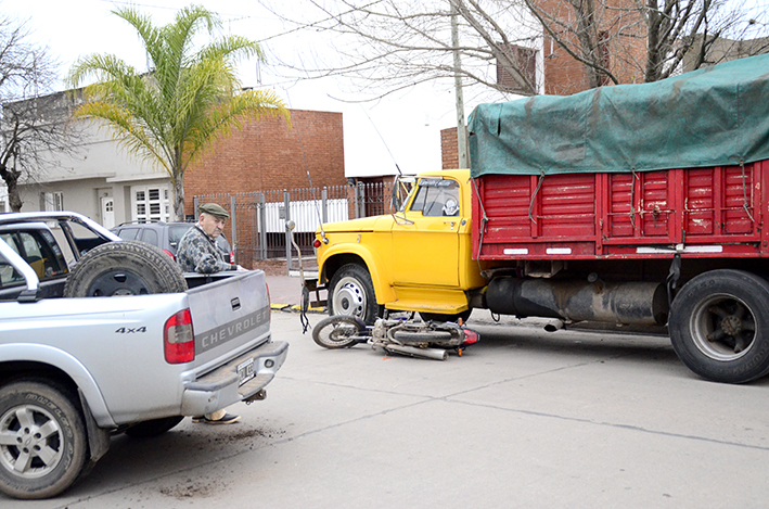 Sufrió grave traumatismo un motociclista al embestir una pick up y golpear contra un camión