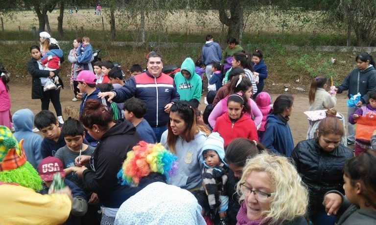 Los niños festejaron con regalos y payasos