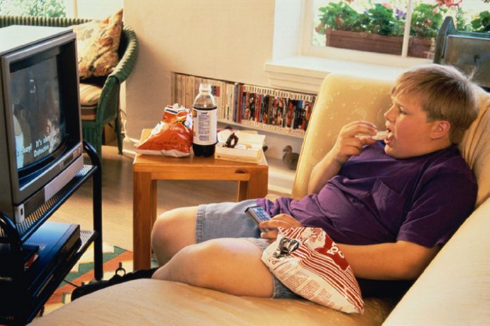 p18f1 niño comiendo y tv