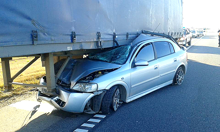 Se salvó milagrosamente tras un fuerte impacto en la autopista