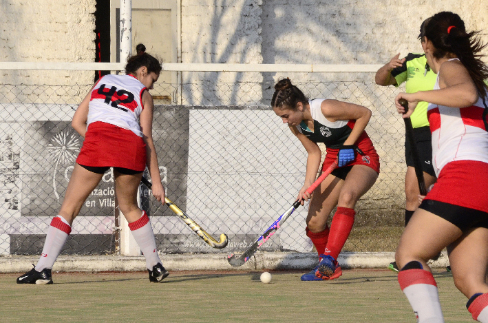 Intensa actividad en hockey sobre césped