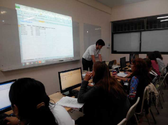 Ofrecen curso para que docentes lleven la tecnología a las aulas