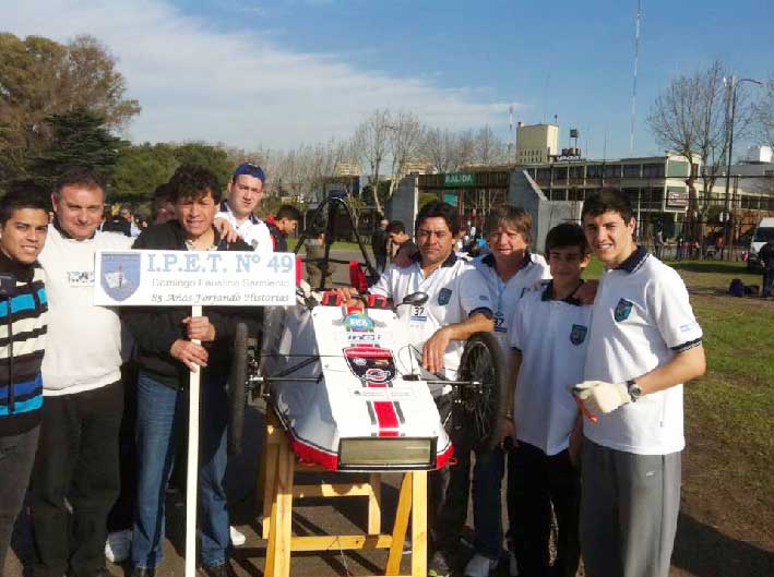 El auto eléctrico del IPET Nº 49 pasó la revisión técnica y hoy tendrá su debut