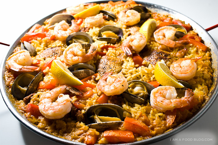 Ofrecen porciones de paella