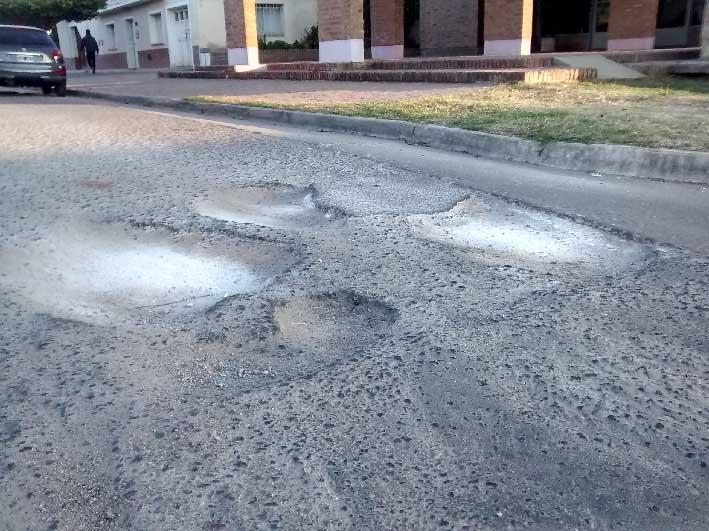 Enormes cráteres en la calle Intendente Peña