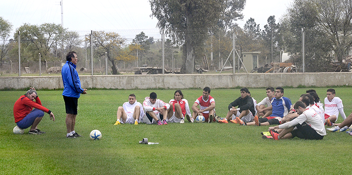 Un Alumni convulsionado juega el clásico con Racing