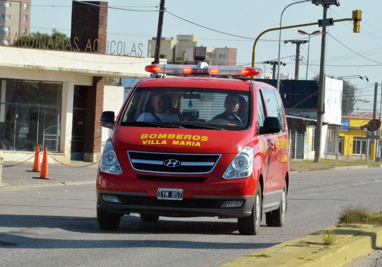 Otra vez un auto embistió una casa en Villa Nueva