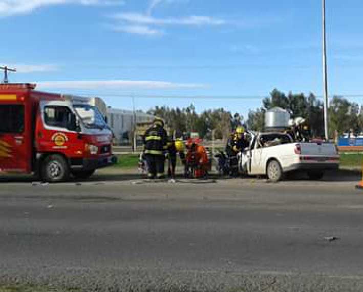 Cuatro heridos, uno grave, al chocar dos camionetas