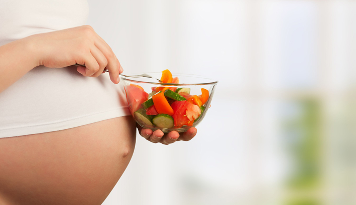 Embarazadas extraen más calorías de los alimentos y no necesitan «comer por dos»