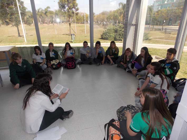 Cientos de jóvenes del Belgrano en una jornada a pura lectura