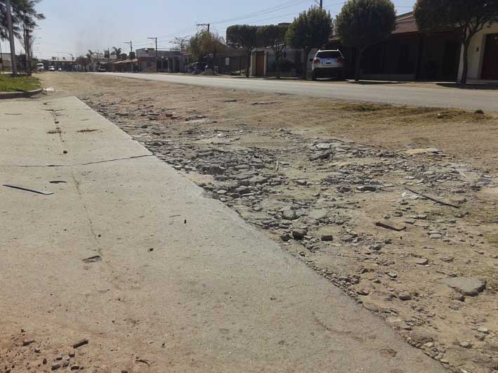 Quejas por esquinas rotas sobre Seppey