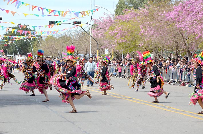 Un desfile con todo el color