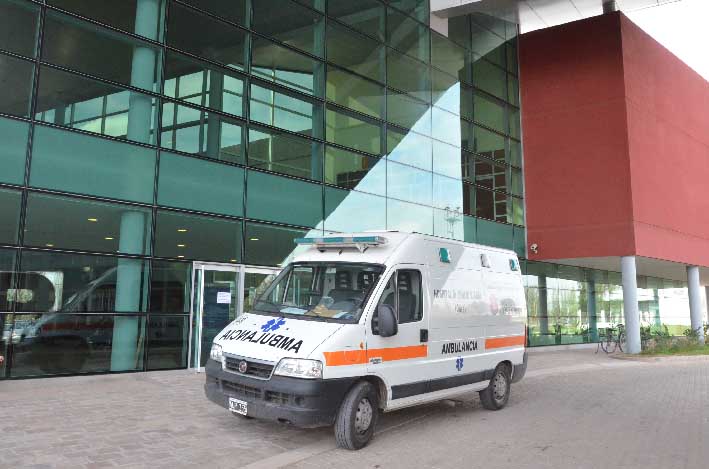 Motociclista chocó con un utilitario y está en terapia con muerte cerebral