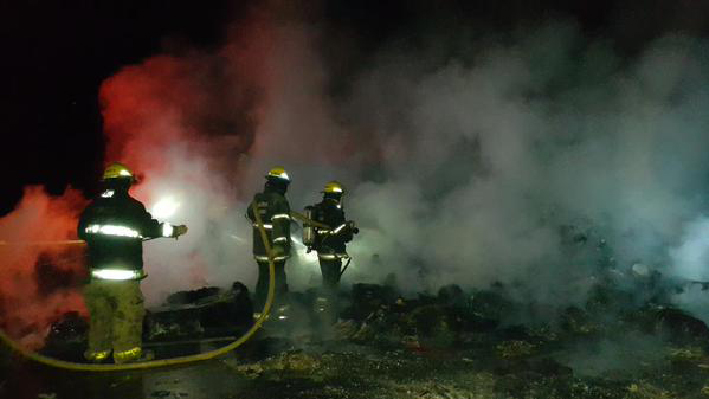 Se durmió, impactó contra una columna y se incendió