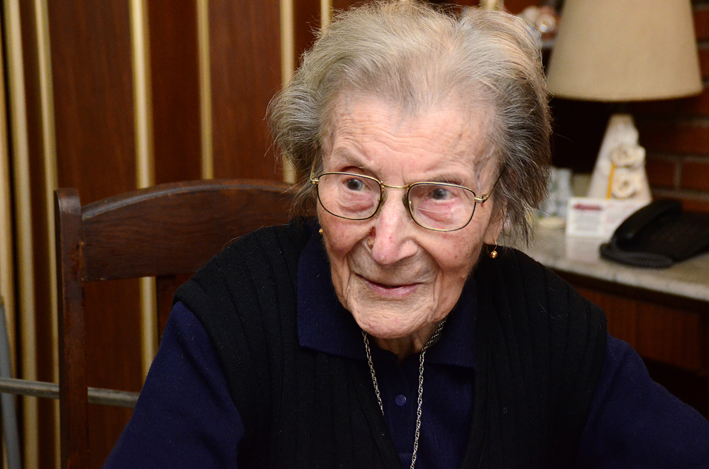 Josefa Negro transita sus 104 años cocinando, tejiendo y rezando