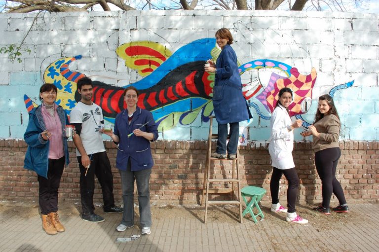 Muralistas dieron color a la Escuela Belgrano