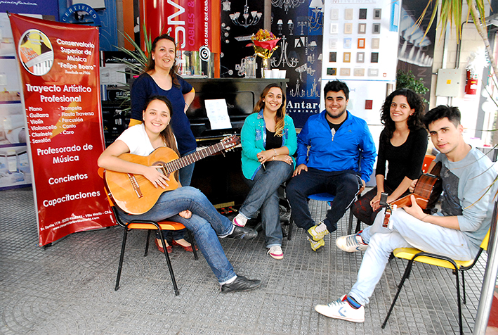 Música clásica y popular en un local comercial