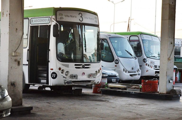 Hirieron a un pasajero al apedrear un colectivo