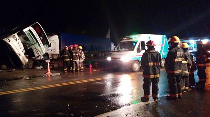 Un muerto y veinte heridos en choque de micro y dos camiones