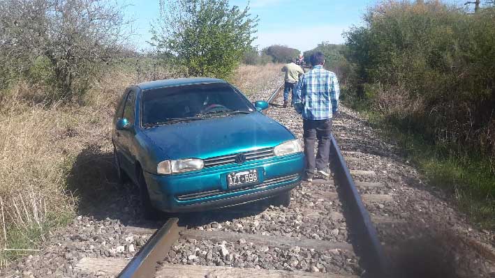 Iba en auto y creyó que era un tren