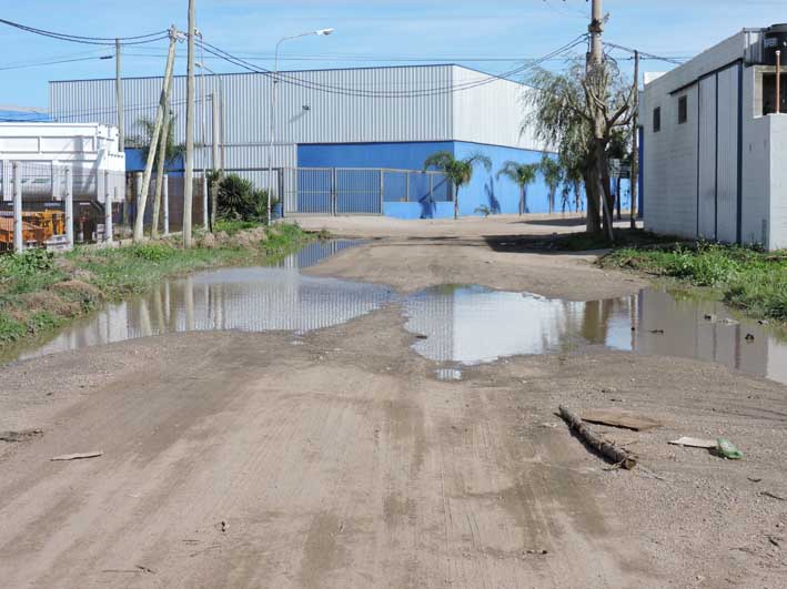 La lluvia quedó atrás, pero las calles aún siguen inundadas