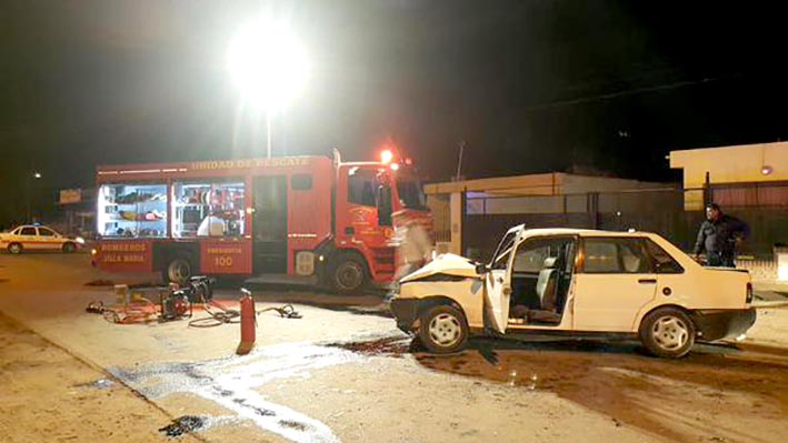 Dos heridos de gravedad al volcar un auto en la exruta de tránsito pesado