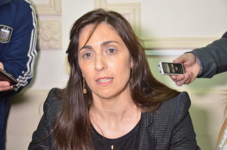 Más fácil no hablar Más fácil no hablar