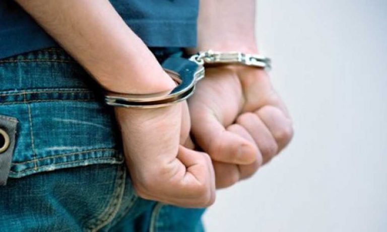Arrestan a un hombre por «encubrimiento» y secuestran cinco celulares en allanamiento