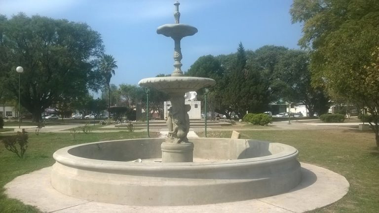 La interna política se coló en la fuente de la plaza