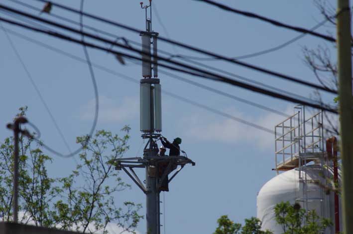 Intiman a un súper a dar marcha atrás con el montaje de una antena