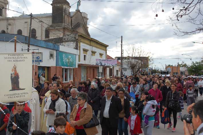 Multitudinario homenaje a la Virgen