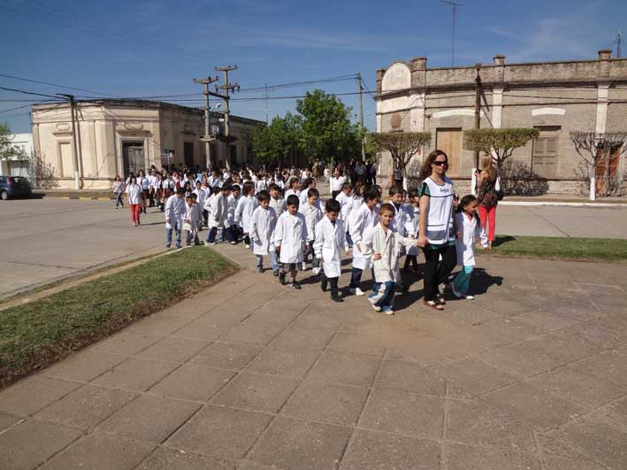 Una procesión de ofrenda y homenaje