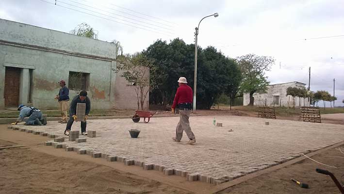 Siguen con el adoquinado