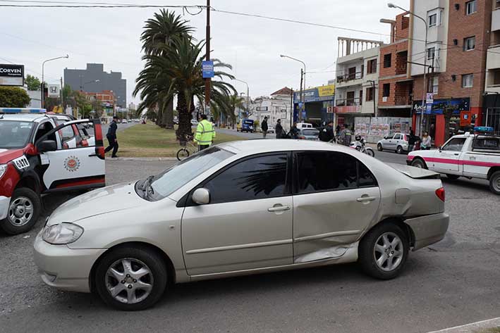 Colisionaron dos autos y una bicicleta