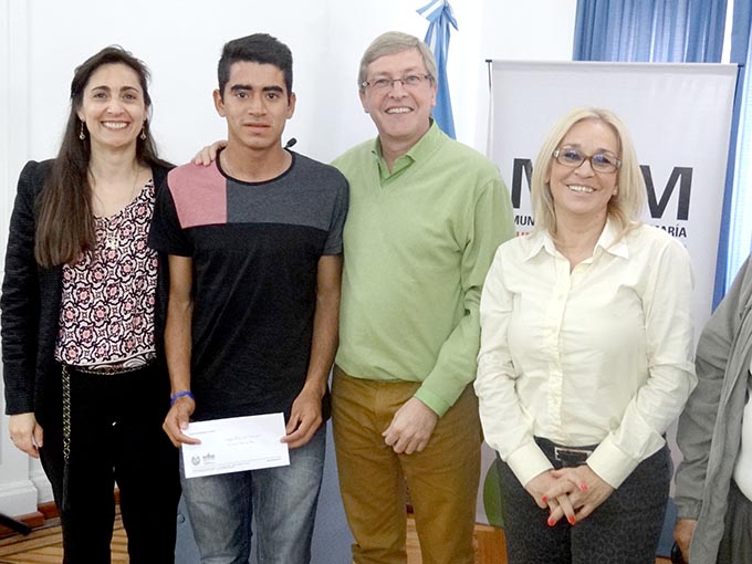 Entregaron ayudas económicas Entregaron ayudas económicas
