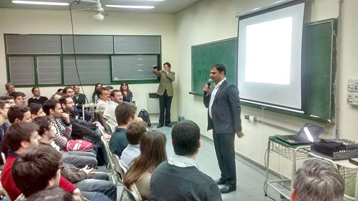 Ingeniero indio especialista en robótica disertó en la Tecnológica Ingeniero indio especialista en robótica disertó en la Tecnológica