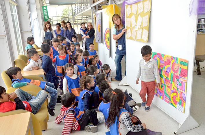 Exponen sus propios murales en la Medioteca