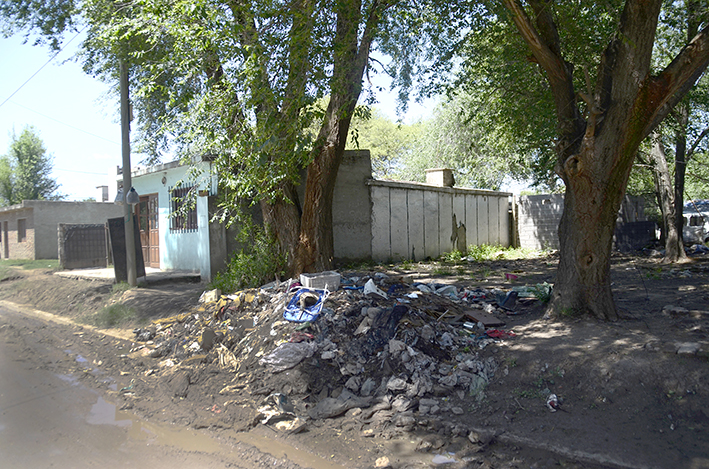 Basura acumulada en una vereda