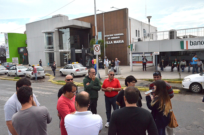 Taxistas levantaron el paro hasta el viernes y retoman el diálogo