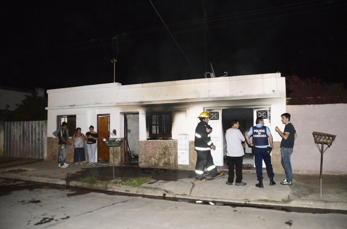 Anoche se incendió una casa en barrio San Justo Anoche se incendió una casa en barrio San Justo