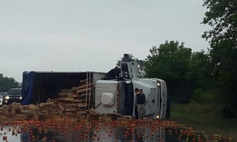 Murió un mecánico aprisionado por un camión con semirremolque